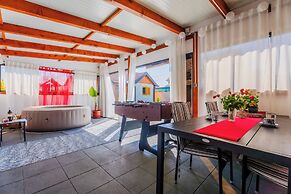 Timber Cottage With Pool