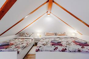 Timber Cottage With Pool