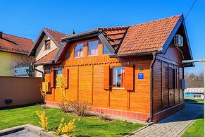 Timber Cottage With Pool