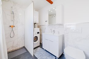 Timber Cottage With Pool