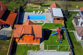 Timber Cottage With Pool