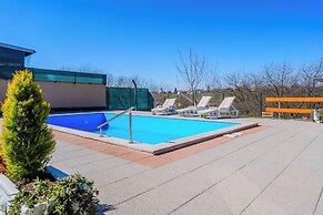 Timber Cottage With Pool