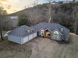 Foggy River Retreat For 16!