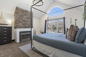 Foggy River Retreat For 16!