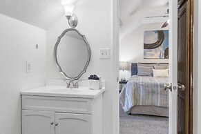 Foggy River Retreat For 16!