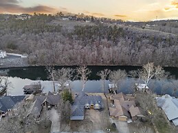 Foggy River Retreat For 16!