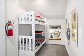 Foggy River Retreat For 16!