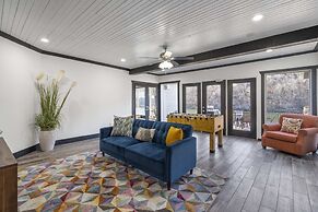 Foggy River Retreat For 16!