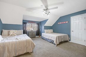 Foggy River Retreat For 16!