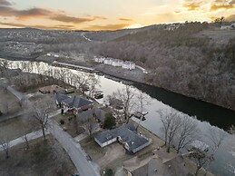 Foggy River Retreat For 16!