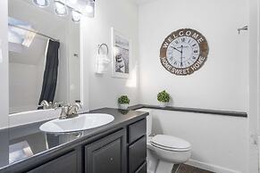 Foggy River Retreat For 16!