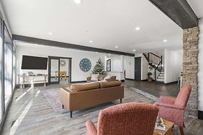 Foggy River Retreat For 16!