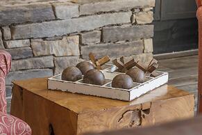 Foggy River Retreat For 16!