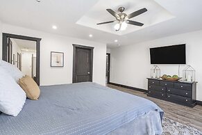 Foggy River Retreat For 16!