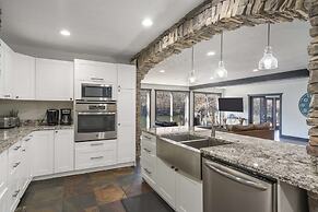 Foggy River Retreat For 16!