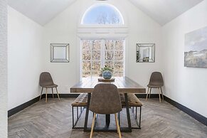 Foggy River Retreat For 16!