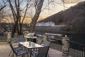 Foggy River Retreat For 16!