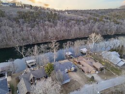 Foggy River Retreat For 16!