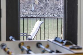 Foggy River Retreat For 16!