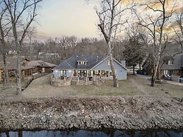 Foggy River Retreat For 16!