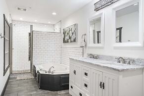 Foggy River Retreat For 16!