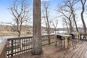 Lake Front Escape For 8!