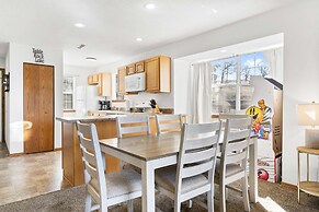 Scenic Lakeview Stay for 5!