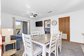 Scenic Lakeview Stay for 5!