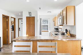 Scenic Lakeview Stay for 5!