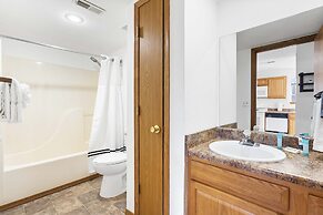 Scenic Lakeview Stay for 5!