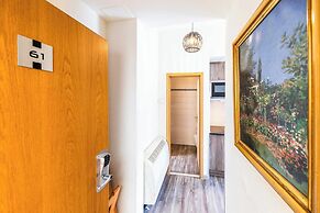 Modern Apartment - AC- 1br-2p- Geneva
