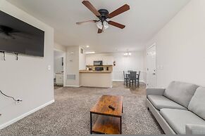 Modern 1BR With Pool and Parking Access