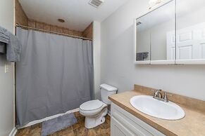 Modern 1BR With Pool and Parking Access