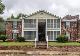 Modern 1BR With Pool and Parking Access