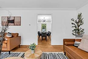 Huge Home w Entertainment Gourmet Kitchen