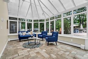 Scenic Spring Home With Outdoor Dining Charm