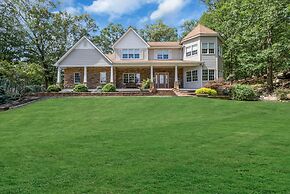 Scenic Spring Home With Outdoor Dining Charm