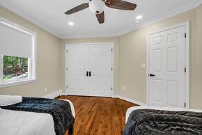 Scenic Spring Home With Outdoor Dining Charm