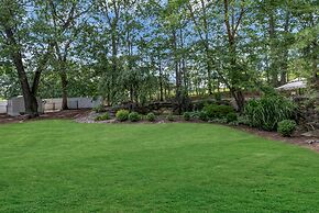 Scenic Spring Home With Outdoor Dining Charm