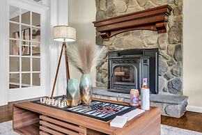 Scenic Spring Home With Outdoor Dining Charm