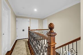 Scenic Spring Home With Outdoor Dining Charm