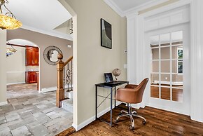 Scenic Spring Home With Outdoor Dining Charm