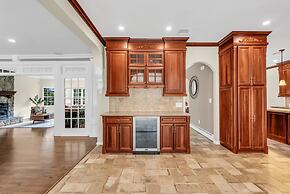 Scenic Spring Home With Outdoor Dining Charm