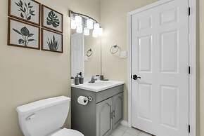 Scenic Spring Home With Outdoor Dining Charm