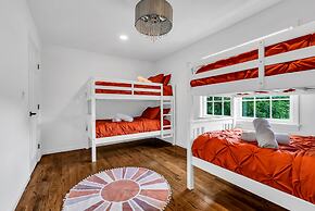 Scenic Spring Home With Outdoor Dining Charm