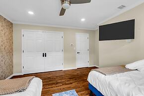 Scenic Spring Home With Outdoor Dining Charm