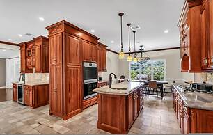 Scenic Spring Home With Outdoor Dining Charm