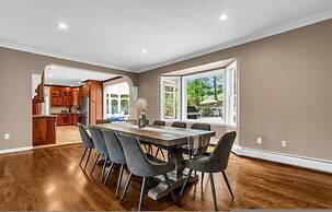 Scenic Spring Home With Outdoor Dining Charm