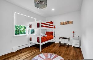 Scenic Spring Home With Outdoor Dining Charm