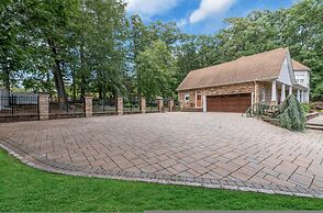 Scenic Spring Home With Outdoor Dining Charm